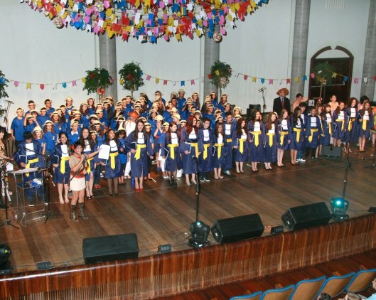 Cerimônia de formatura dos alunos do 3º ano da Arigaf moderado pela fundadora Carmen Feldmann / Foto: Divulgação.