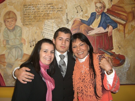 Ex aluno com a fundadora (à esquerda) e a coordenadora (à direita) do projeto na sede da Arigaf/ Foto: Divulgação