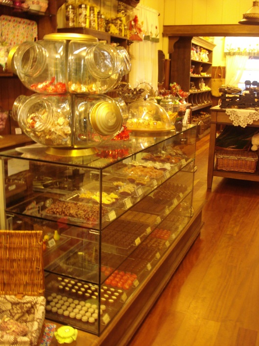 Chocolates são expostos na loja anexa à fábrica.