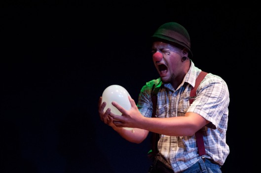 Em apresentação no “Palco Livre”, na Cia dos Palhaços, Raphael “contracena” com Timóteo, um balão